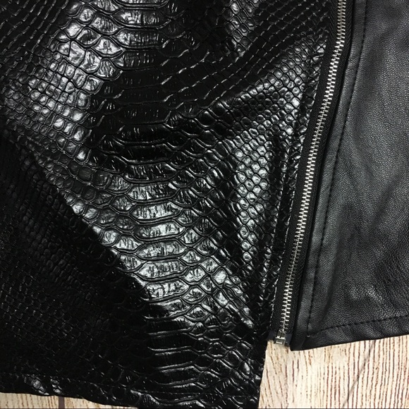SHEIN Black Faux Alligator Zippered Mini Skirt - Picture 6 of 8
